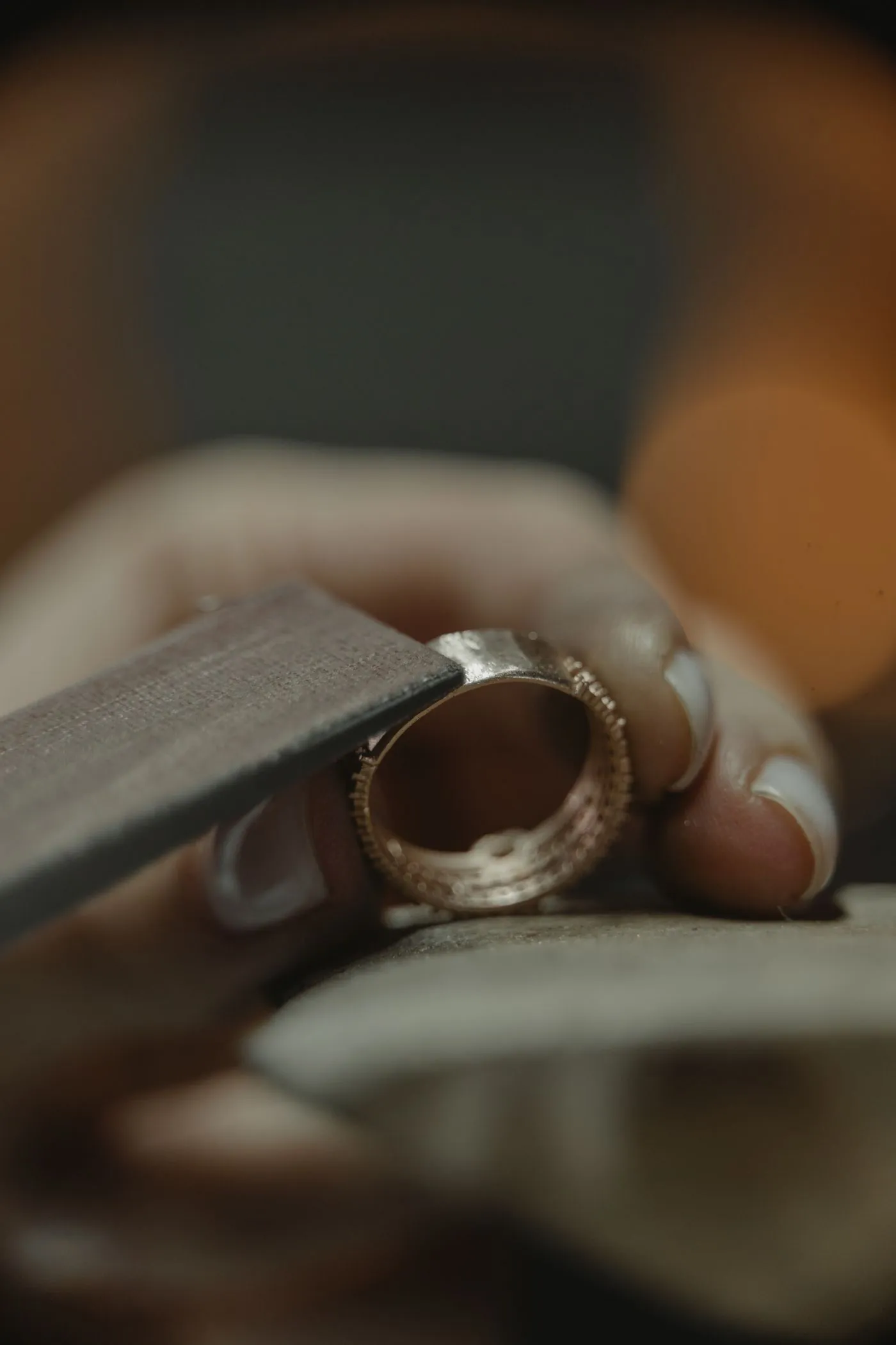 Der Ring wird nach dem Fassen poliert