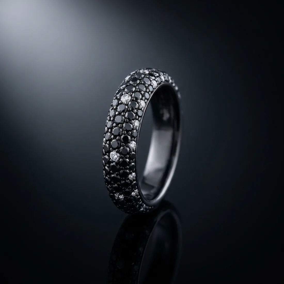 NOKTUR — Pavé-Ring mit schwarzen und weißen Brillanten