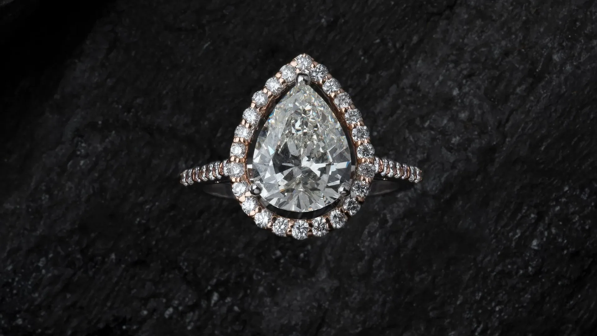 LARME von oben, Kranz aus kleinen Brillanten