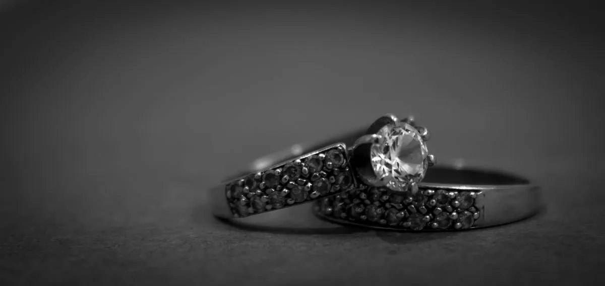 NOKTUR — Pavé-Ring mit schwarzen und weißen Brillanten