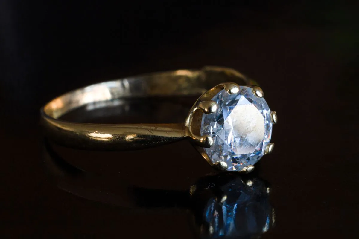 AZUR — Ring aus Gelbgold mit blauem Saphir
