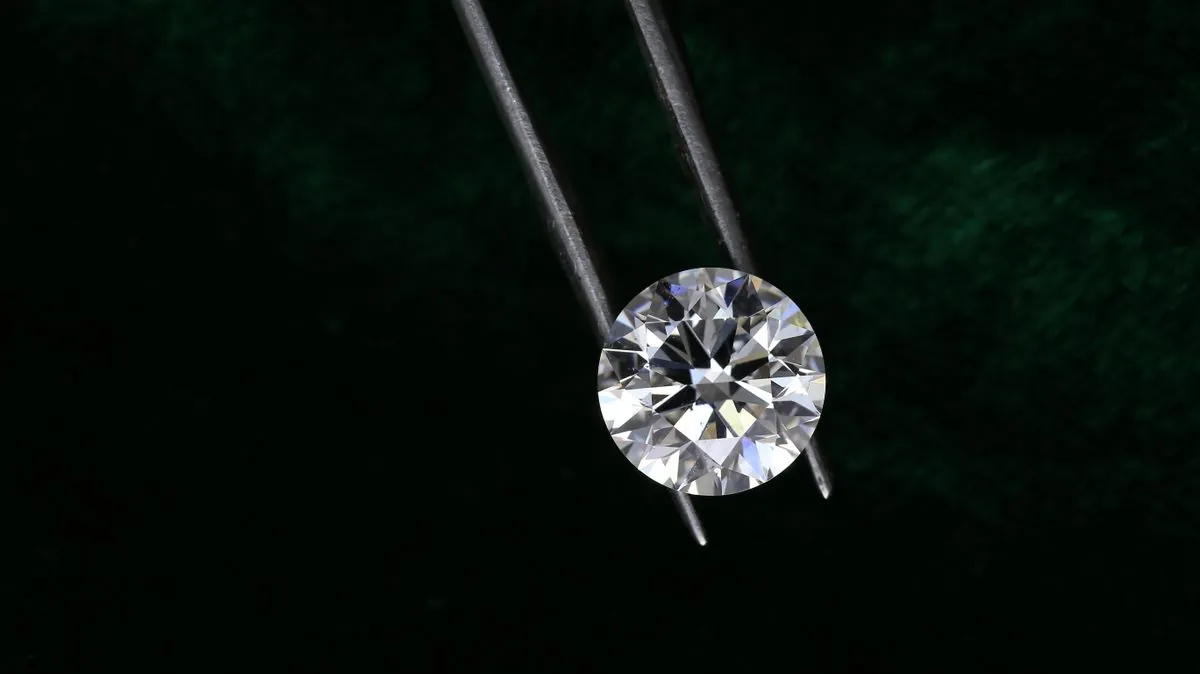 Loser Brillant 0,72 ct in der Pinzette